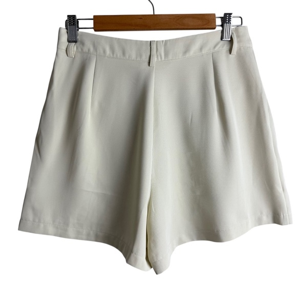 Wisteria Lane High Rise Pleated Shorts Women’s Size Medium Cream Tailored NWT - Picture 5 of 8